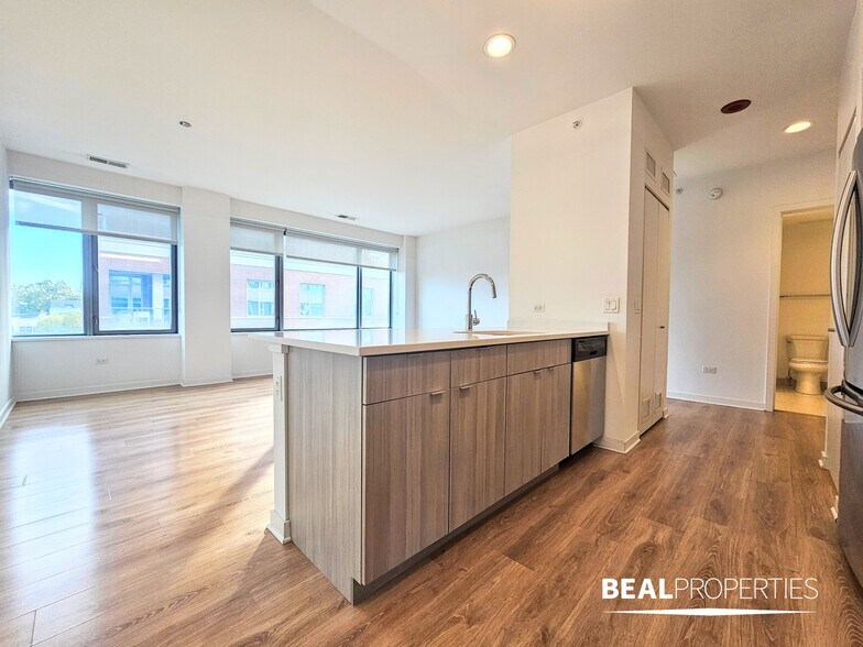 Building Photo - 548 W Webster Ave