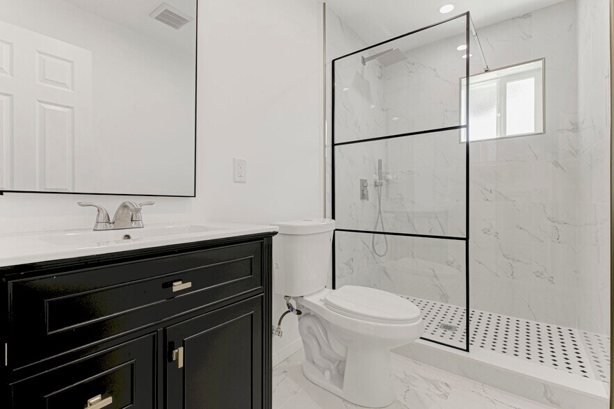 Building Photo - 16501 Kingsbury St