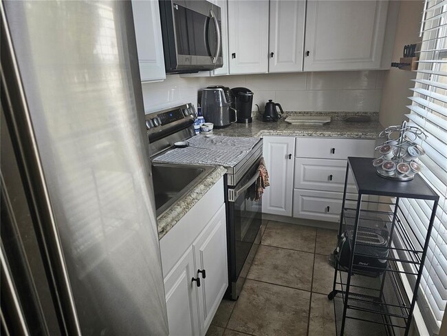 Building Photo - 915 Club Cir