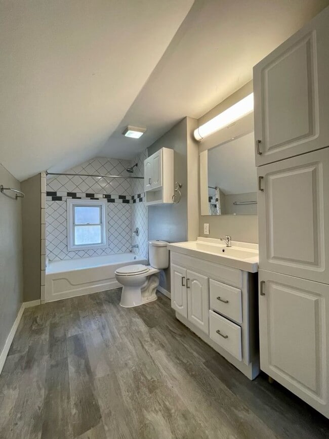 Building Photo - Captivating 3 Bedroom 1 Bathroom Single fa...