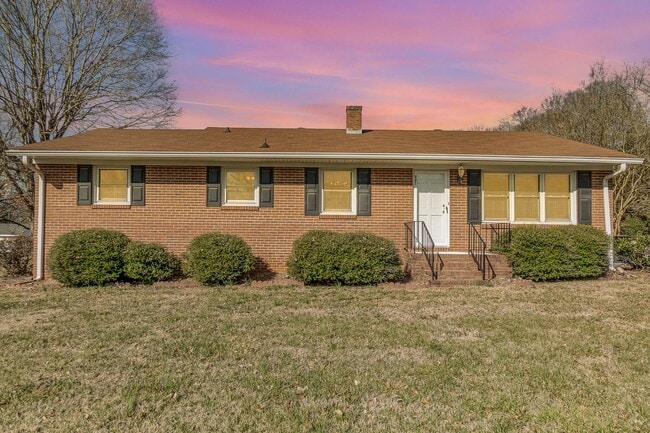 Building Photo - MOVE-IN READY!