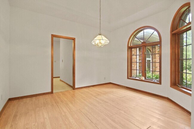 Building Photo - Private 3BR Brick Home with Scenic View