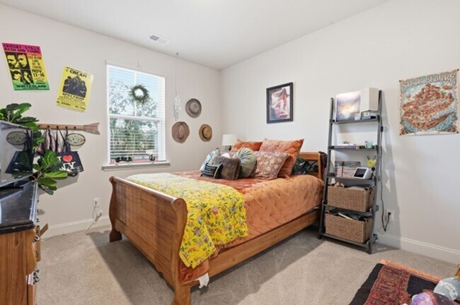 Building Photo - 564 Foxtail Dr