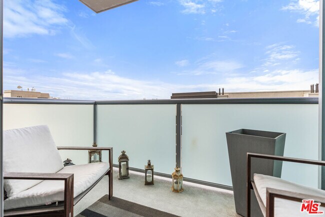 Building Photo - 13700 Marina Pointe Dr