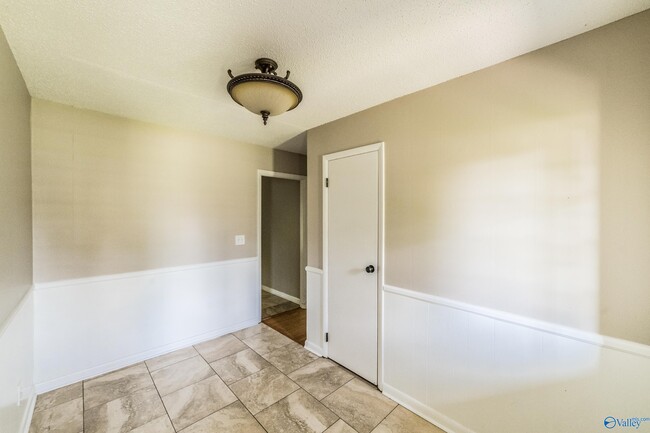 Building Photo - 2107 Edinburgh Dr SW