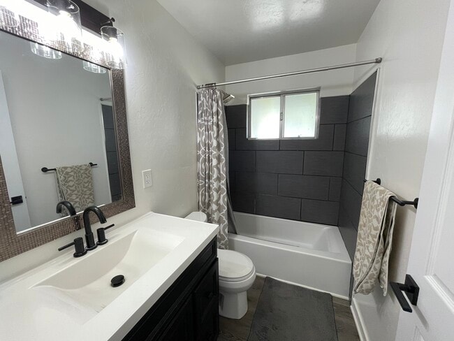 Building Photo - 919 La Fiesta Ct