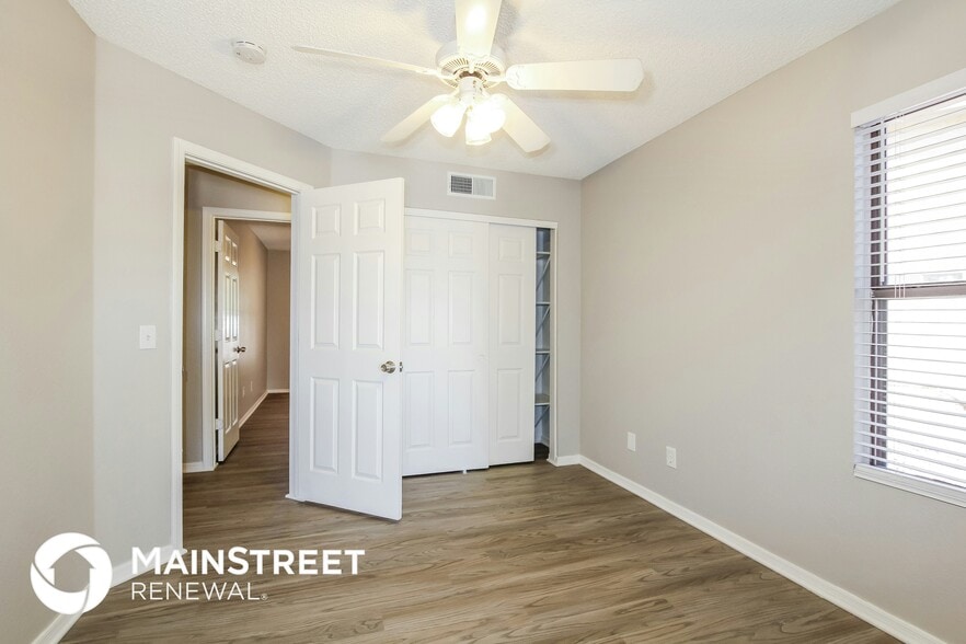 Building Photo - 8827 W Willowbrook Dr