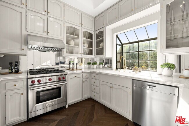 Building Photo - 202 San Vicente Blvd