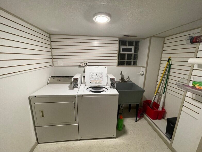 Laundry - 5434 N Lotus Ave