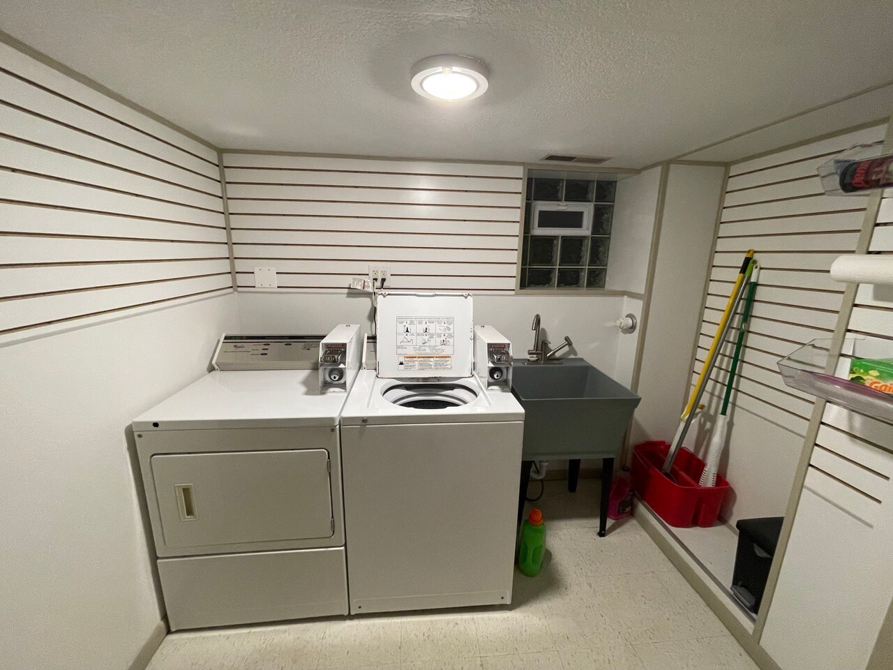 Laundry - 5434 N Lotus Ave