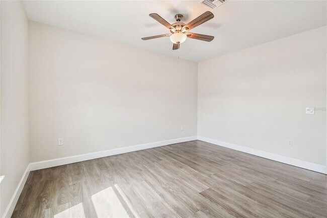 Building Photo - 650 E Tarpon Ave