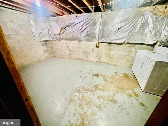 Building Photo - 4704 S Park Ct