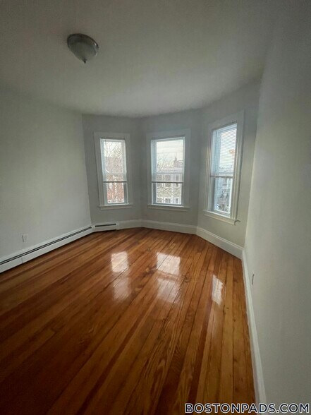 Building Photo - 15 Romsey St