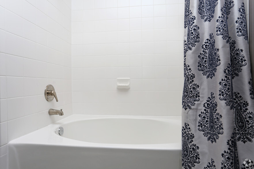 Garden Tub - Cherry Street | Student Housing