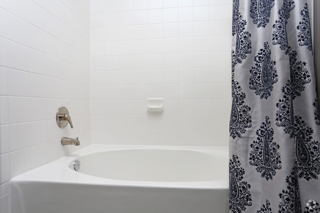 Garden Tub - Cherry Street | Student Housing