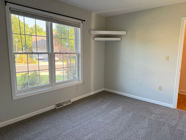 Building Photo - 2 Bedroom 2 Bathroom Townhome In Warwick T...