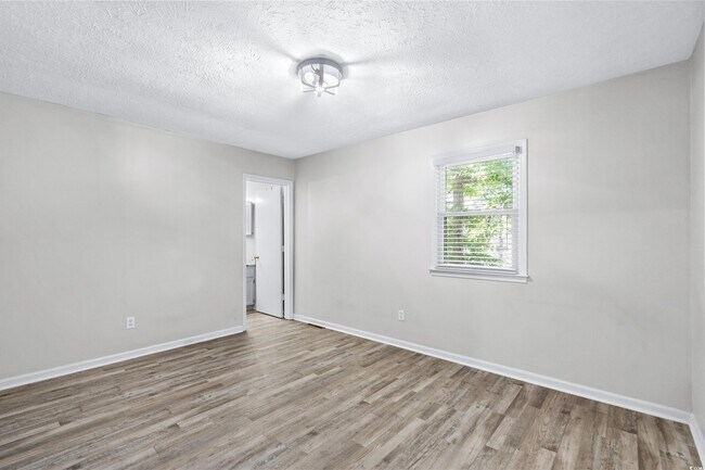 Building Photo - 715 Pine Dr