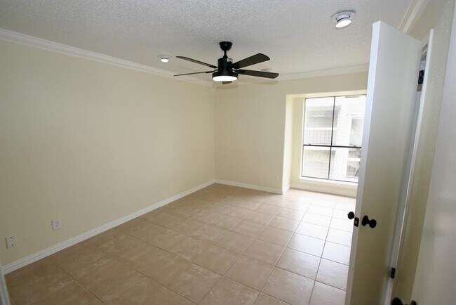 Building Photo - 17331 Red Oak Dr