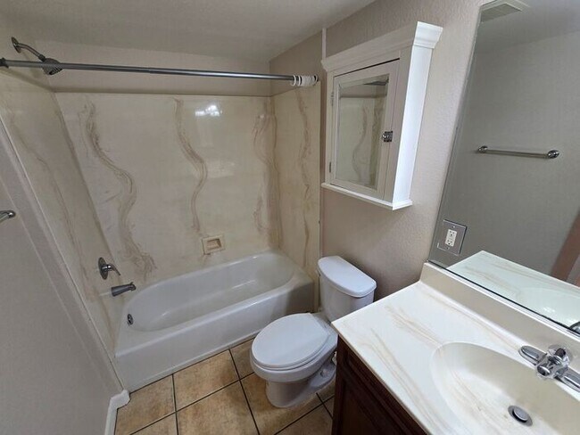 Building Photo - Charming 2BD/2BA Ground-Floor Apartment in...