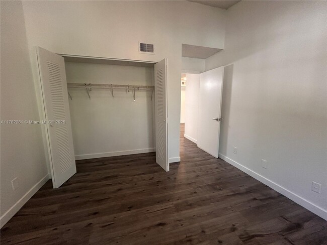 Building Photo - 640 S Park Rd