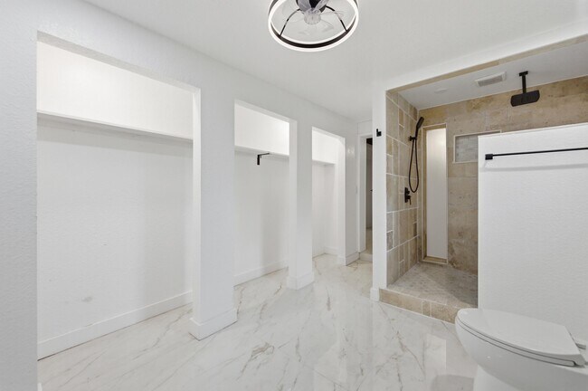 Building Photo - 2529 Rainbow Dr