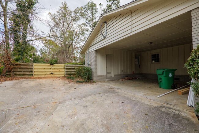 Building Photo - Spacious Brick Home with Modern Finishes i...