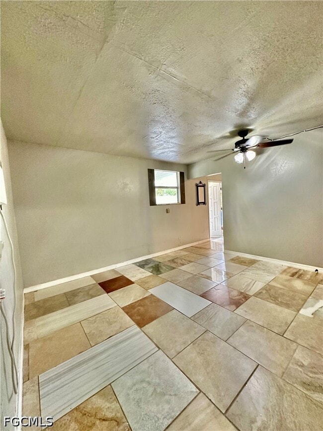Building Photo - 907 Laredo Ave