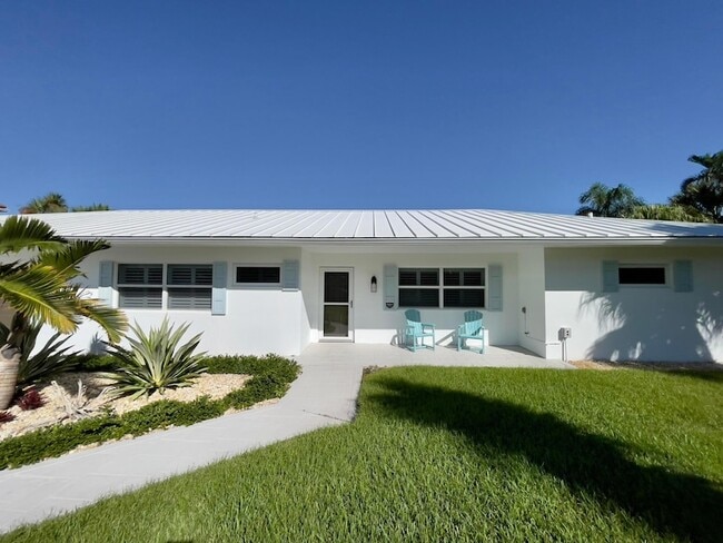 Building Photo - 8585 SE Palm St