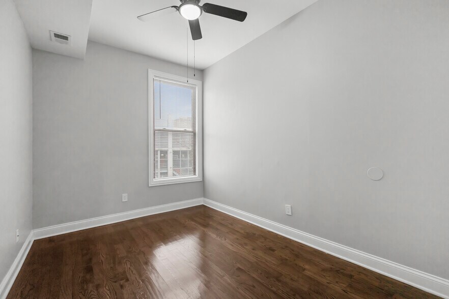 Building Photo - 908 W Montrose Ave
