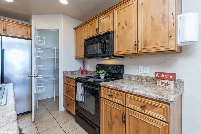 Building Photo - 3 Bedroom Townhome with Private Patio
