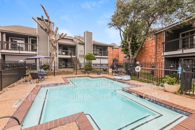 Building Photo - 18333 Roehampton Dr