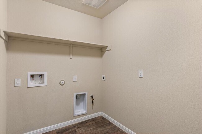 Building Photo - 10625 Menominee Falls Ln