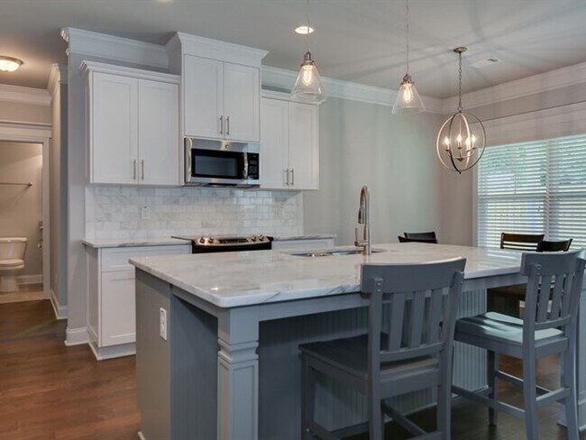 Building Photo - Centrally Located Home Sweet Home