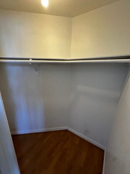 Building Photo - 458 N Oakhurst Dr