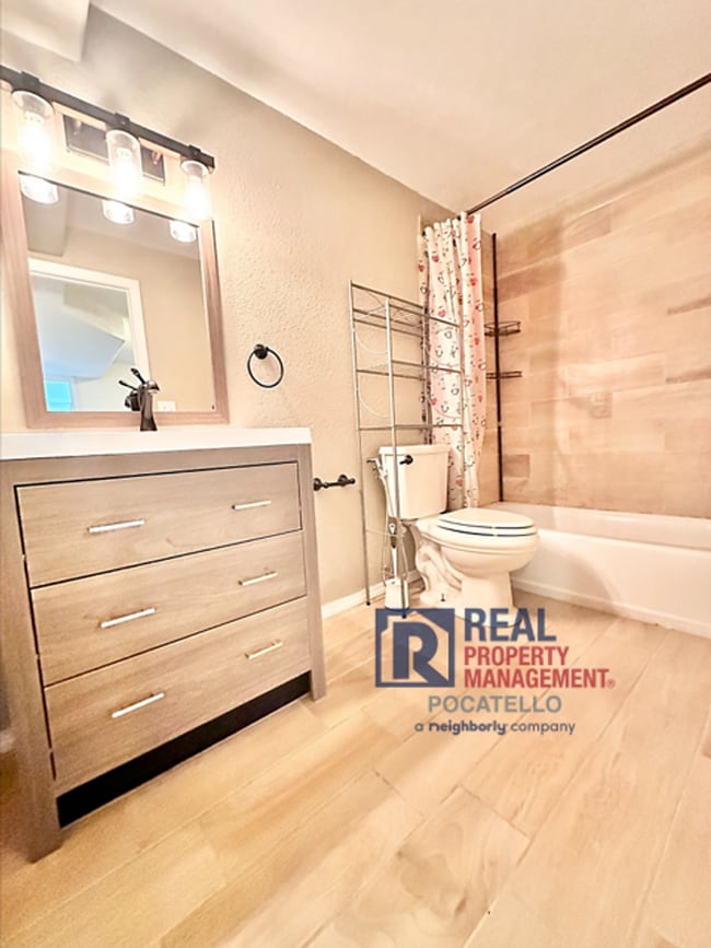 Building Photo - 5 Bedroom 3.5 Bath House - Pet Friendly