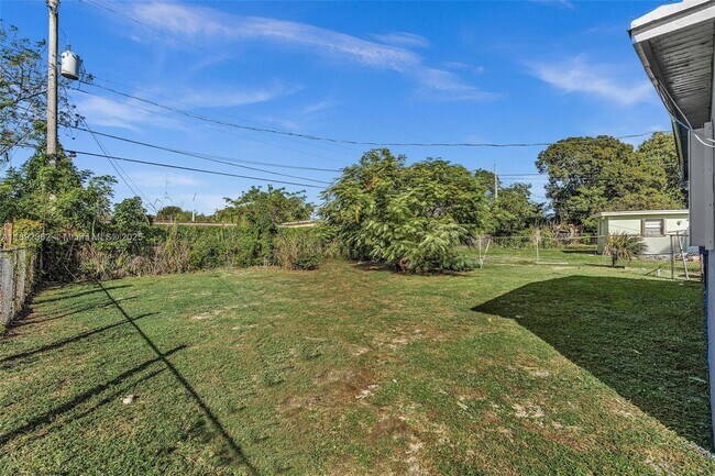 Building Photo - 137 NW 29th Ave