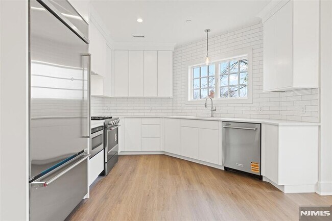 Building Photo - 445 Ramapo Valley Rd