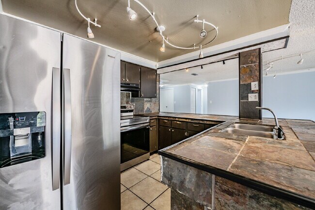 Building Photo - 16001 Saddlestring Dr