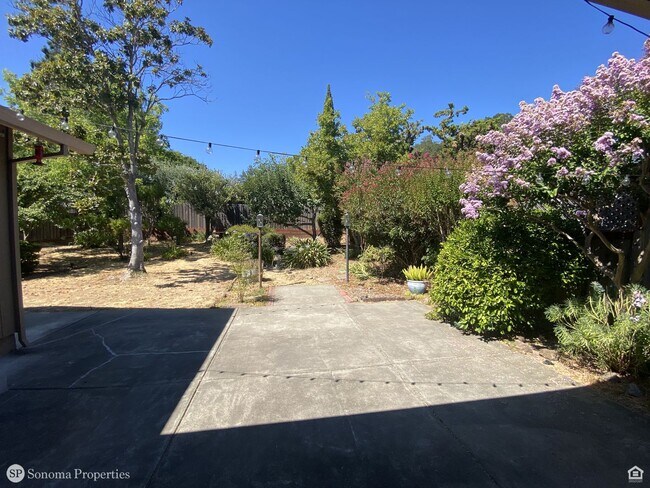 Building Photo - 3bd/2ba Single-Level Home - Close to Downt...