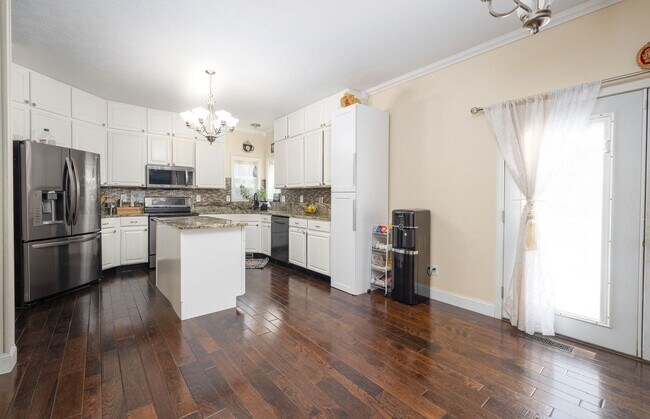 Building Photo - 4Bd/3.5Ba Home Available