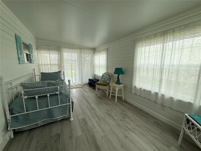 Building Photo - 637 Los Altos