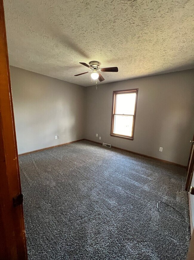 Building Photo - 4 bedroom/3 baths house