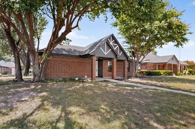 Building Photo - 3701 University Dr