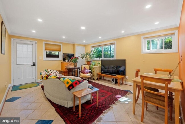 Building Photo - 5929 Avon Dr