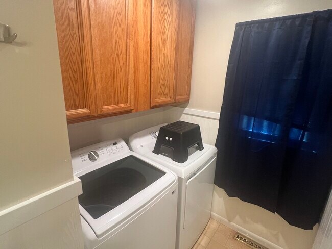 Building Photo - 204 Basswood Dr