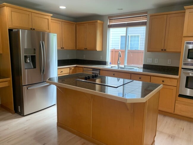 Building Photo - Incredibly maintained home in highly desirable Woodbrook! 4 bed, 3 bath + den! A MUST SEE!