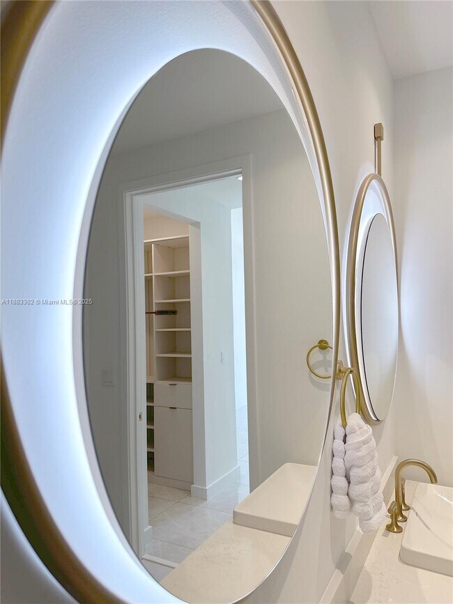 Building Photo - 2655 S Bayshore Dr