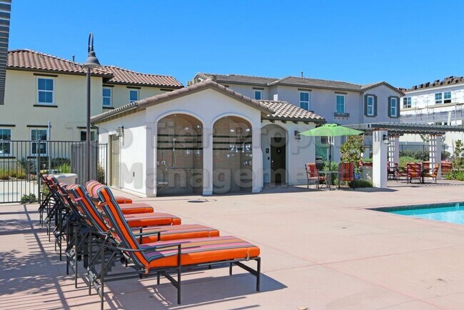 Building Photo - ***Charming 3 bed / 2.5 bath Townhome in O...