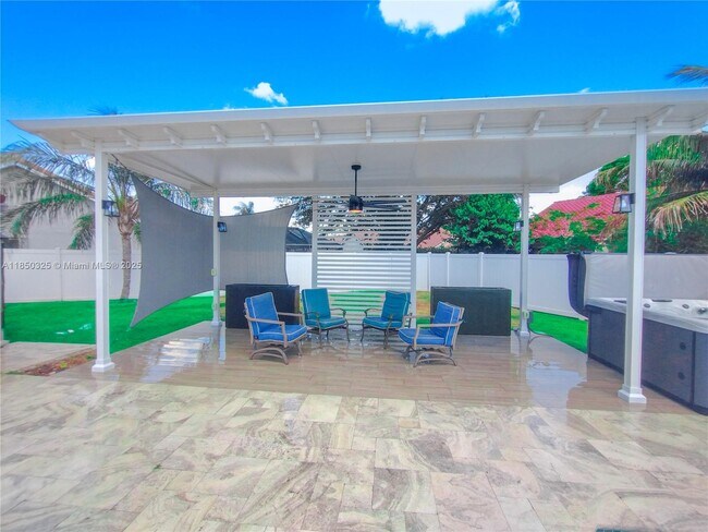 Building Photo - 5780 Sun Pointe Cir
