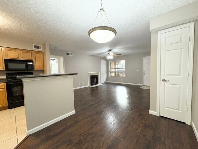 Building Photo - Beautiful 1/1 Condo in Altamonte Springs ~ Gated Lakefront Community!